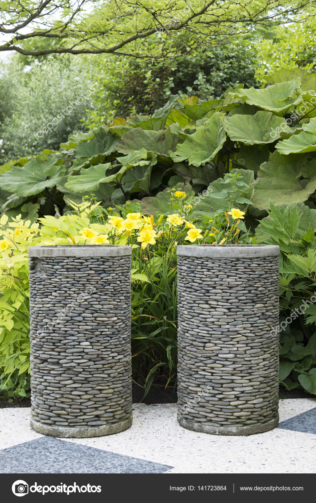 Garten Pflanzgefäße von Kies gemacht — Stockfoto © compuinfoto ... Garten Pflanzgefäße von Kies gemacht — Stockfoto © compuinfoto ...