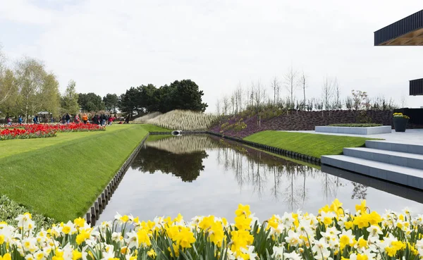 People walking in the keukenhof — Stock Photo, Image