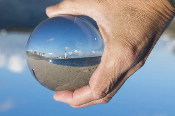 Esfera de vidro com farol hellevoetsluis — Fotografia de Stock