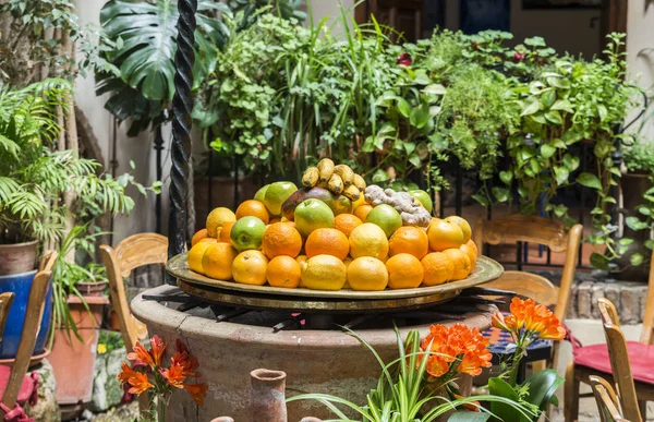 Mesa com tigela de frutas frescas — Fotografia de Stock