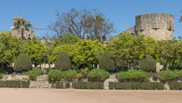 Jardín y arquitectura antigua en Córdoba — Foto de Stock