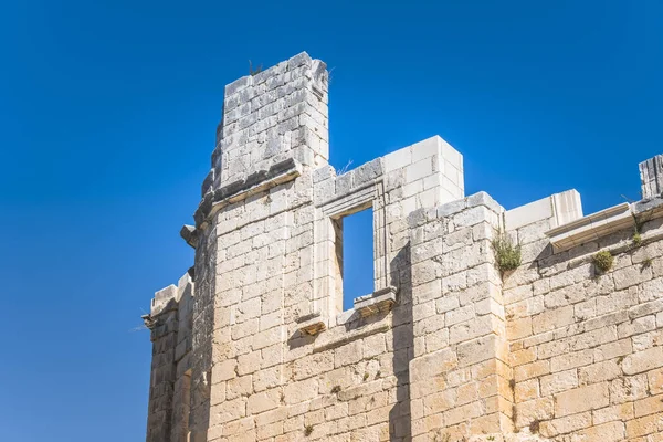 Oude ruïne muur met blauwe lucht — Stockfoto