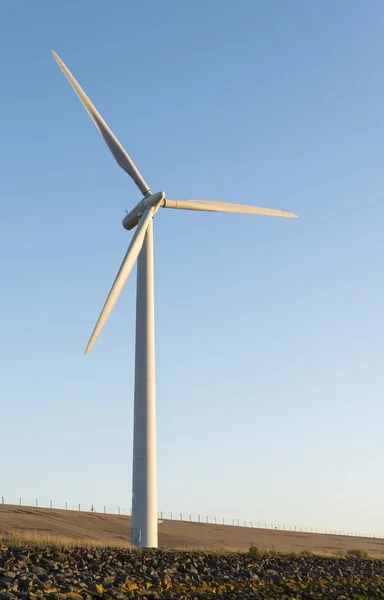 Un molino de viento durante el crepúsculo —  Fotos de Stock