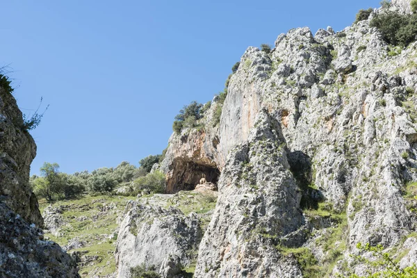 Скалы с пещерами и голубым небом в Андалусии — стоковое фото