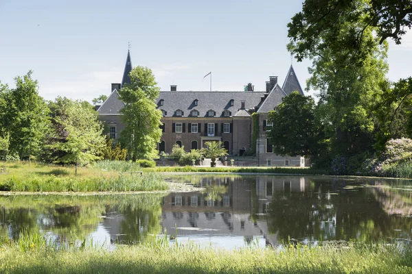 Garten mit alter Architektur — Stockfoto