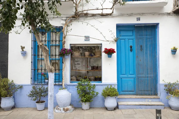 Typiska blå och vita hus i Spanien — Stockfoto