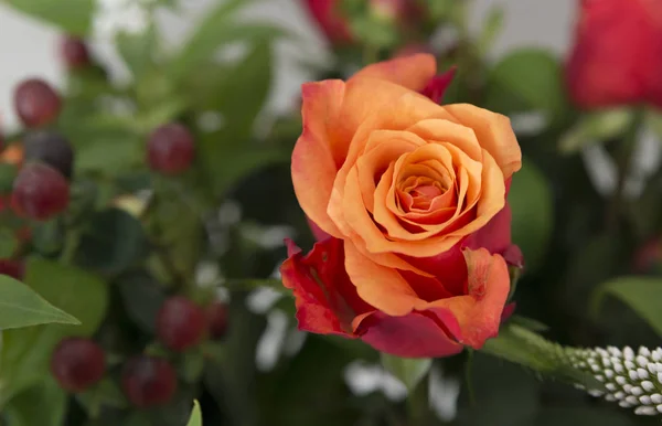 Rosa roja en ramo de flores —  Fotos de Stock