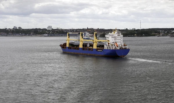 Frachtschiff verlässt den Hafen von Kiel — Stockfoto