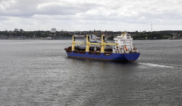 Statek towarowy, pozostawiając na port w Kilonii — Zdjęcie stockowe