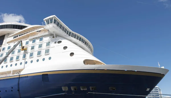 Kreuzfahrtschiff mit blauem Himmel Hintergrund — Stockfoto