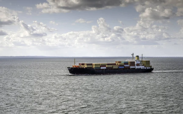 Containerfartyg på havet — Stockfoto