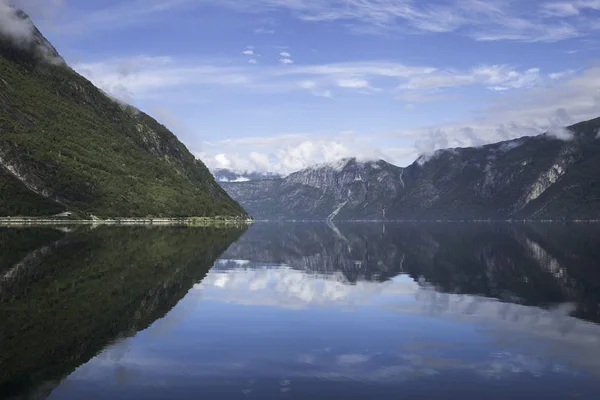 Reflejo de las montañas en fiordo en norway —  Fotos de Stock