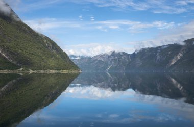Norveç Fiyordu dağlarda yansıması