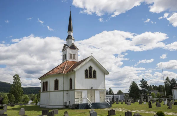 Weiße hölzerne Stabkirche bei Leira in Norwegen — Stockfoto