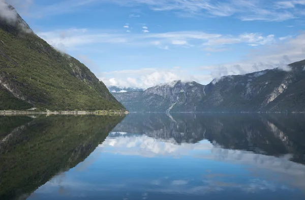 Weerspiegeling van de bergen van fjord in Noorwegen — Stockfoto