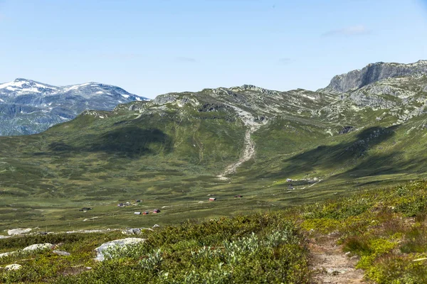 Горы в Норвегии с голубым небом фоне — стоковое фото