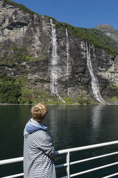 Mujer mirando las cataratas en el fiordo geiranger norway —  Fotos de Stock