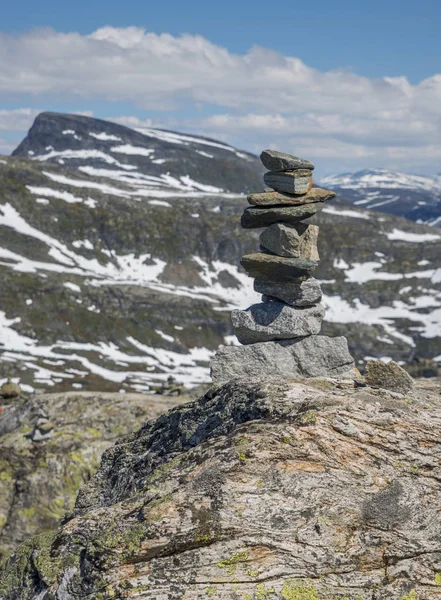 La pila equilibrada de las piedras a dalsnibba —  Fotos de Stock