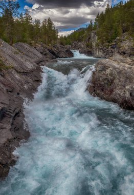 şelale ve Norveç'te kayalar