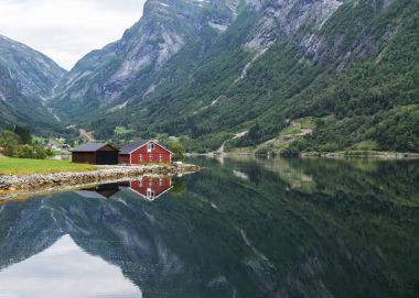 Norveç Fiyordu, kırmızı ahşap ev