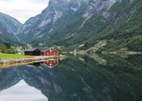 Rode houten huis in fjord Noorwegen — Stockfoto