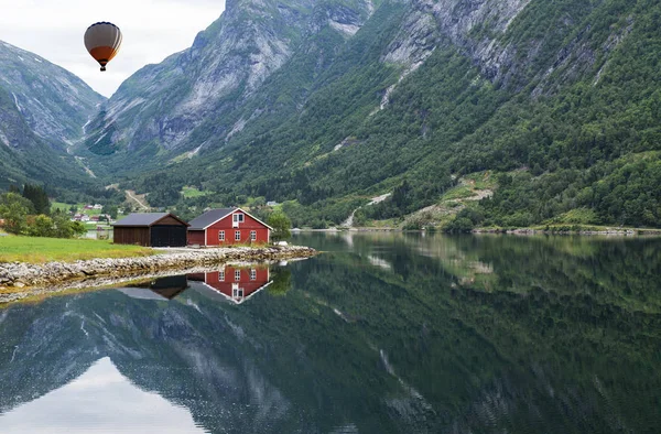 红色的木屋里，在挪威峡湾 — 图库照片