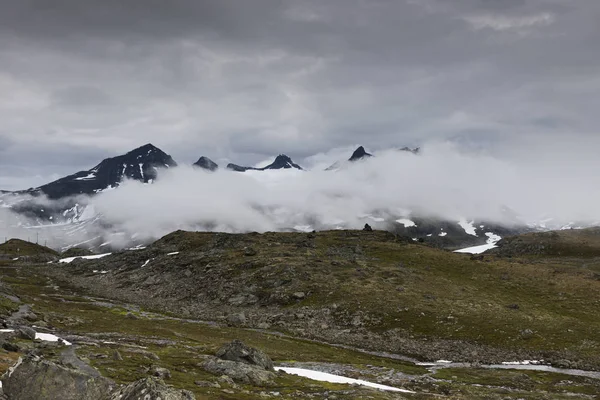 Nuages et sommets de haute montagne — Photo