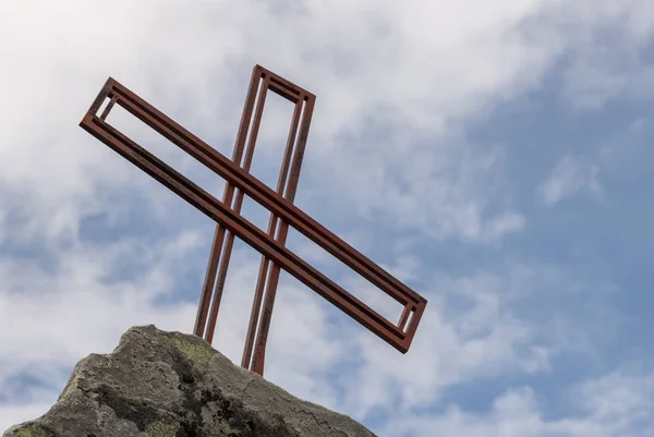Croce su una montagna — Foto Stock