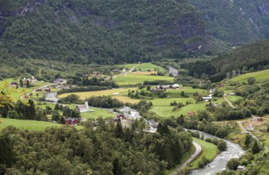 Norveç dağlarında köyde