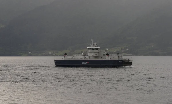 De veerboot tussen Hella nl dragsvik of balestrand — Stockfoto