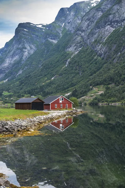 Rode houten huis in fjord Noorwegen — Stockfoto