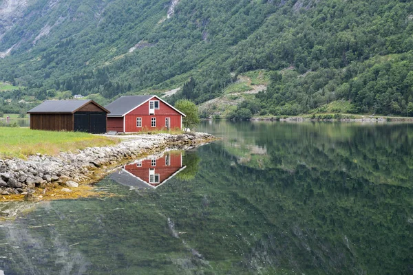Rode houten huis in fjord Noorwegen — Stockfoto