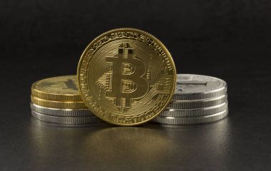 bitcoin ve litecoin siyah arka plan üzerine