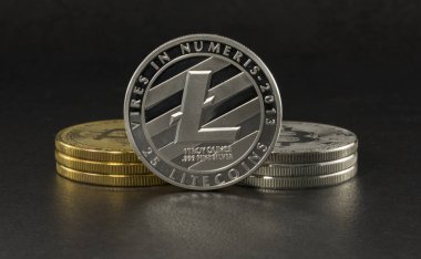 litecoin ve bitcoin siyah arka plan üzerine
