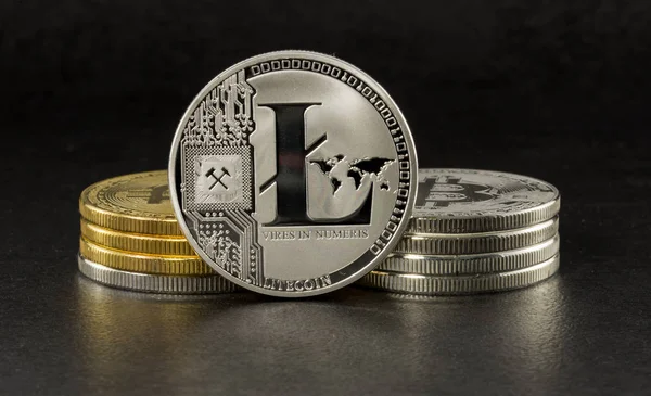 Litecoin dan bitcoin pada latar belakang hitam — Stok Foto