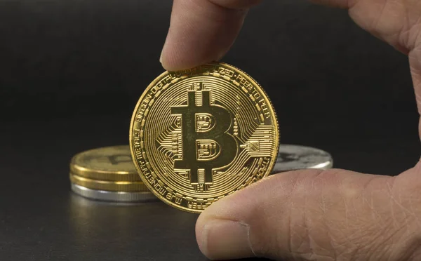 el lbitcoin diğer paralar ile siyah arka plan üzerinde gösterilen