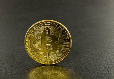 siyah arka plan üzerine bitcoin