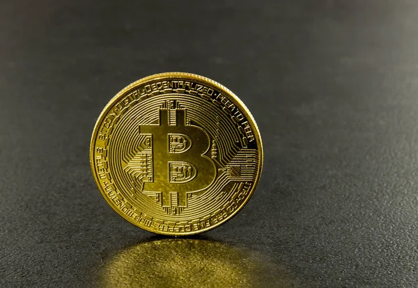 siyah arka plan üzerine bitcoin