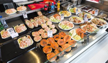 Bergen n fish market raflarında çeşitli deniz ürünleri