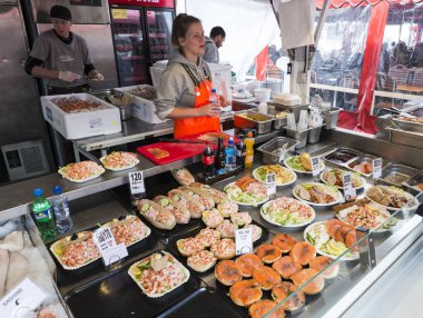 Bergen n fish market raflarında çeşitli deniz ürünleri