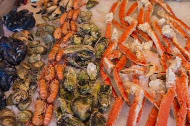 Bergen n fish market raflarında çeşitli deniz ürünleri