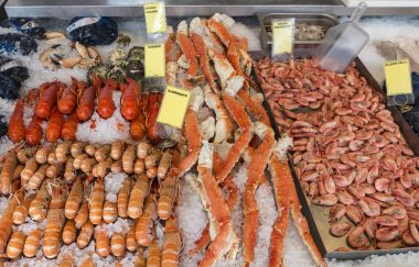 Bergen n fish market raflarında çeşitli deniz ürünleri