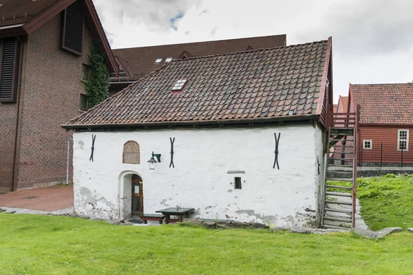 Zeer oude witte huis in bergen Noorwegen — Stockfoto