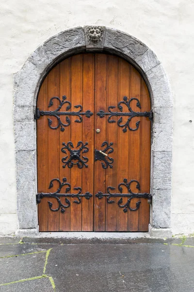 Dřevěné dveře s imitací kovu — Stock fotografie