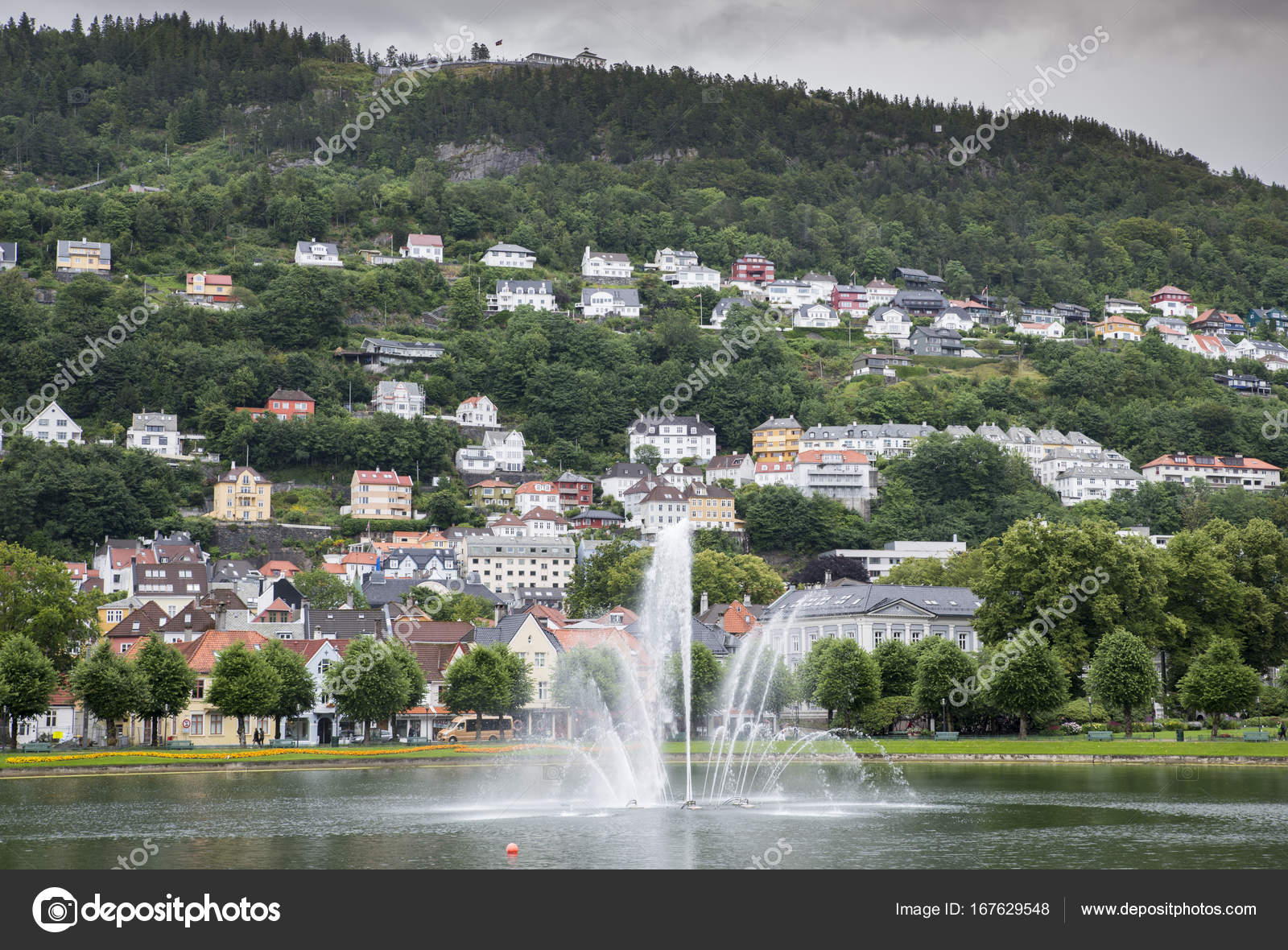 Bergen in norway with hills and houses — Stock Photo © compuinfoto