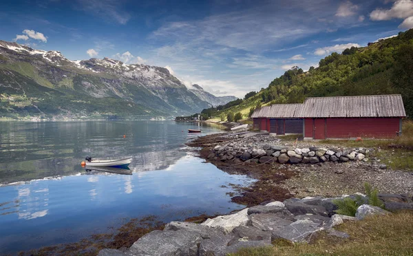 Rode huizen en een boot in de fjord in Noorwegen — Stockfoto