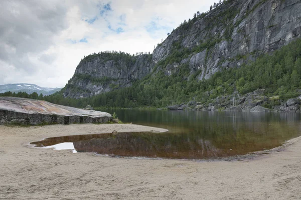 ノルウェーの mounains 内の小さな湖 — ストック写真