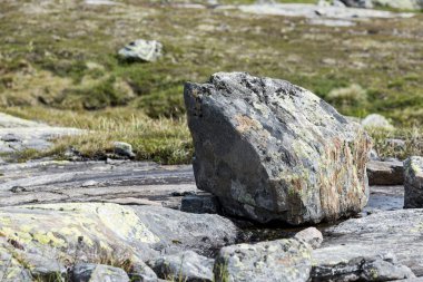 Norveç dağlarında büyük kaya