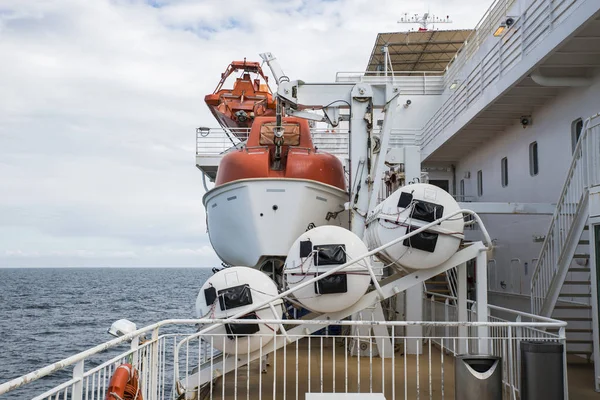 Bote salva-vidas em um navio de cruzeiro no mar — Fotografia de Stock