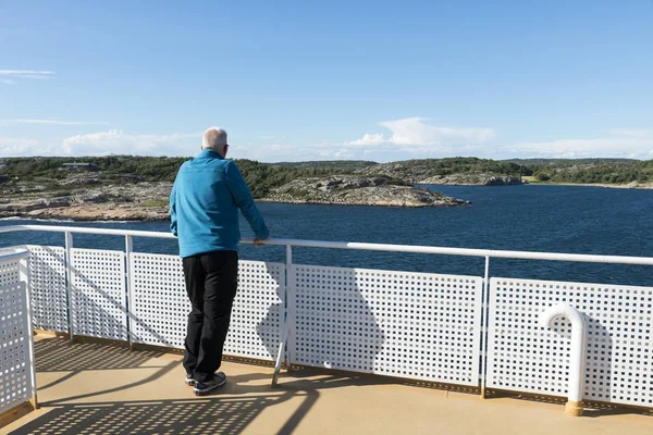 Homme adulte en pull bleu sur ferry — Photo